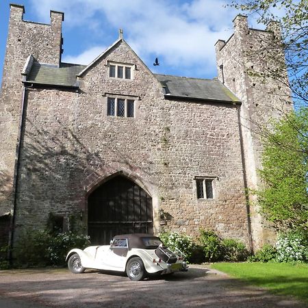 Welsh Gatehouse, Historic Castle Which Can Cater For Electric Vehicle Mathern Exterior photo