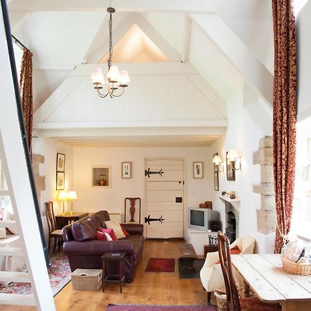 Welsh Gatehouse, Historic Castle Which Can Cater For Electric Vehicle Mathern Exterior photo