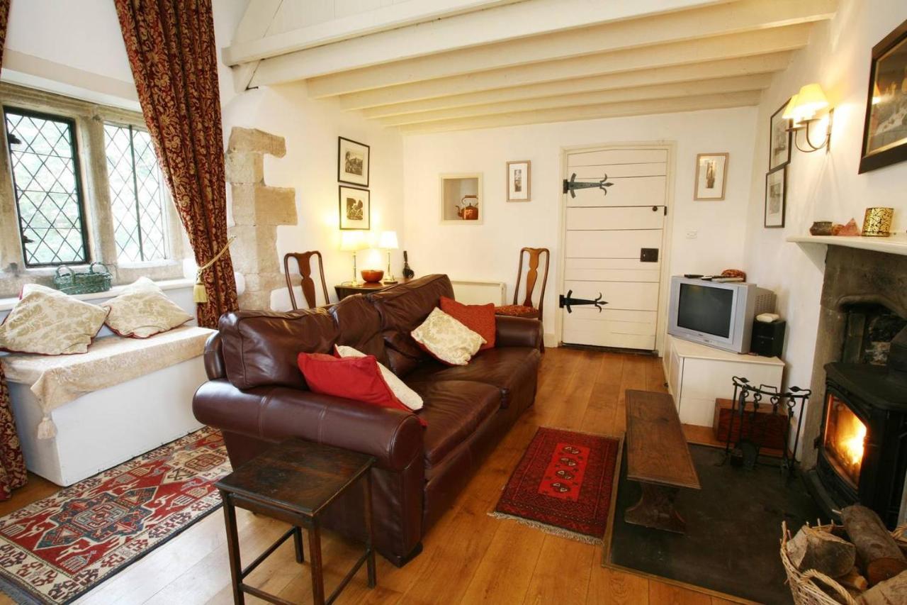 Welsh Gatehouse, Historic Castle Which Can Cater For Electric Vehicle Mathern Exterior photo