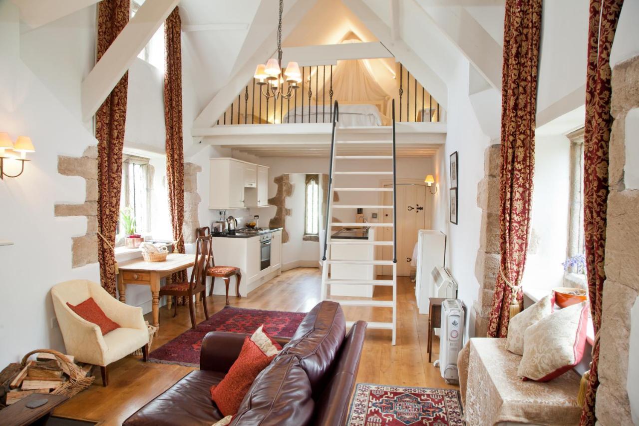 Welsh Gatehouse, Historic Castle Which Can Cater For Electric Vehicle Mathern Exterior photo
