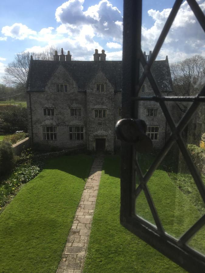 Welsh Gatehouse, Historic Castle Which Can Cater For Electric Vehicle Mathern Exterior photo