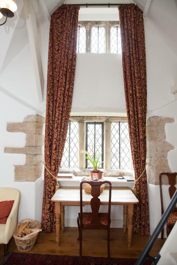 Welsh Gatehouse, Historic Castle Which Can Cater For Electric Vehicle Mathern Exterior photo